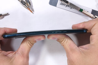 YouTube kanál JerryRigEverything udělil Huawei Mate 20 Pro pochvalu, ale i výtku