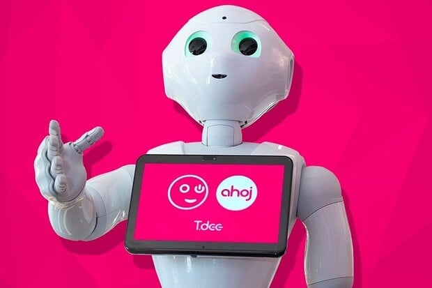 Robot T-Dee se naučil česky a za úkol má bavit zákazníky T-Mobile