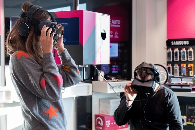 T-Mobile si v prodejně na Roztylech pro zákazníky připravil zónu s VR