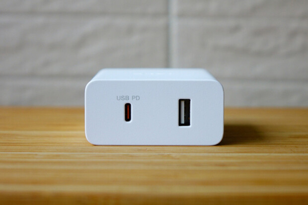 Sony představilo rychlonabíjecí adaptér s výkonem 46,5 W. Dobije laptop i telefon