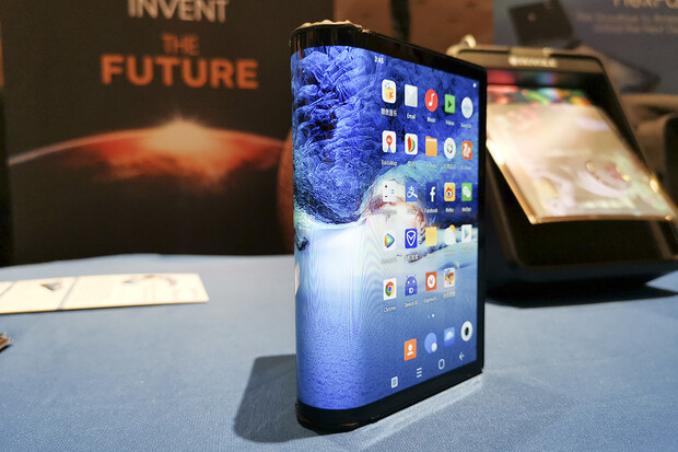 V Las Vegas jsme vyzkoušeli první ohebný telefon. Stojí za to?