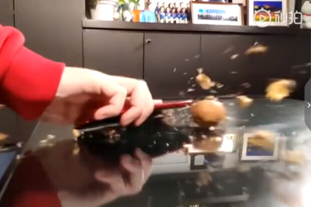 Už jste viděli čínský louskáček? Redmi Note 7 rozbíjí ořech ve slo-mo záběru