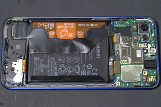 První „teardown“ Honoru View20 odhaluje senzory fotoaparátů i velikou baterii