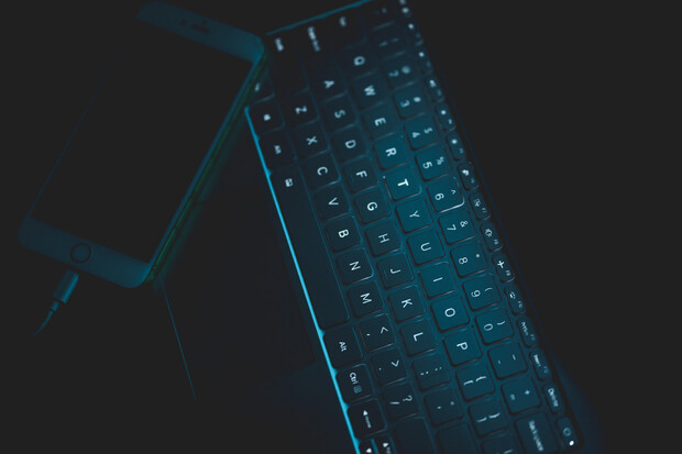 Češi si neaktualizují operační systém a nehlídají domácí síť, říká průzkum