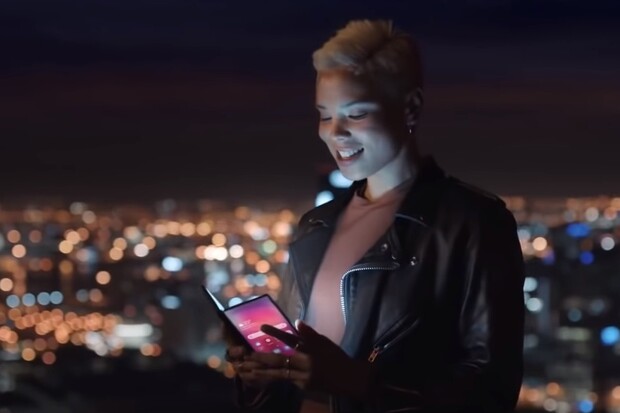 Skládací Samsung zřejmě spatřen v reklamě. Podívejte se na video