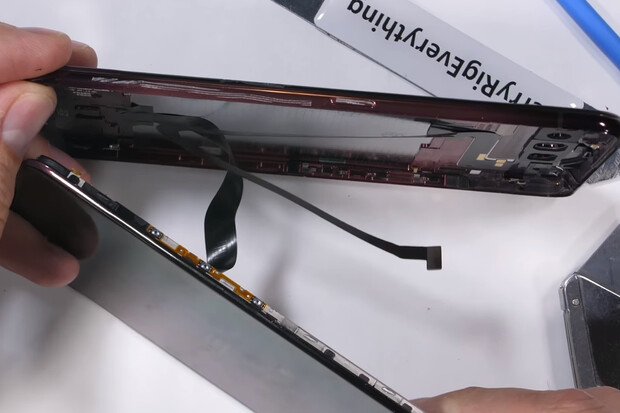 Uhádnete, jak dopadlo Vivo NEX Dual Display na pitevním stole v JerryRigEverything?