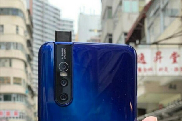 Elegantní Vivo V15 Pro s 32megapixelovou selfie kamerkou spatřeno naživo