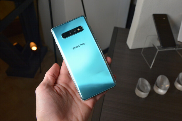 Podívejte se, jak lze obelstít čtečku otisků v Samsungu Galaxy S10