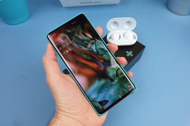 Balení Samsungu Galaxy S10+ odhalilo nečekaně bohaté příslušenství 