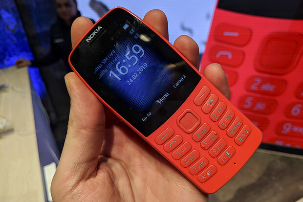 Nokia 3210 jí byla vzorem. Nová Nokia 210 ohromí výdrží a nabízí internet