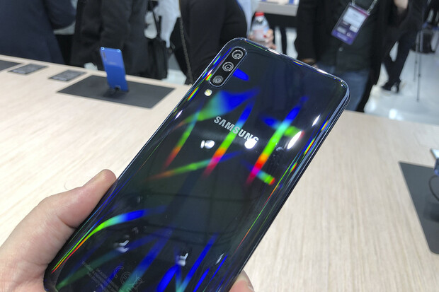 Dostupné, přesto oslňující. Novinky Galaxy A30 a A50 rozsvítily barcelonský veletrh