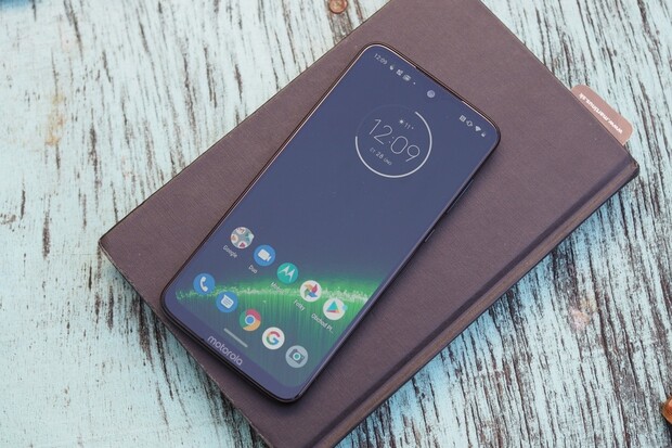 Motorola Moto G7 Plus získává v ČR a na Slovensku Android 10
