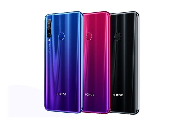 Honor 10i je novinkou střední třídy se třemi hlavními fotoaparáty