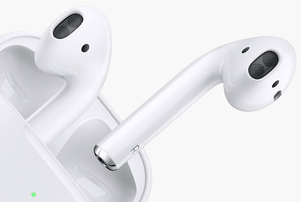 Druhá generace Apple AirPods je tu. Vydrží déle a nabijete je i bezdrátově