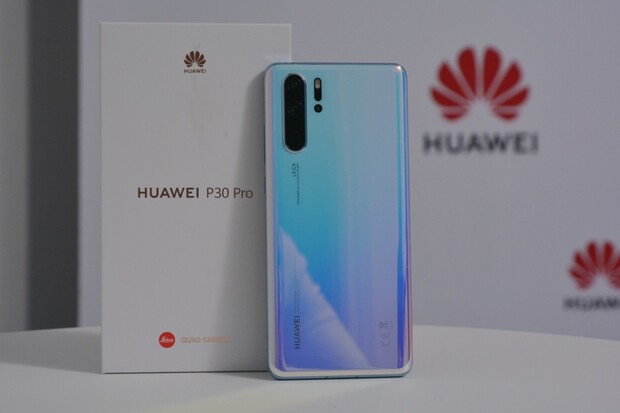 Huawei P30 Pro vs. Samsung Galaxy S10+, LG G8s a  Sony Xperia 1