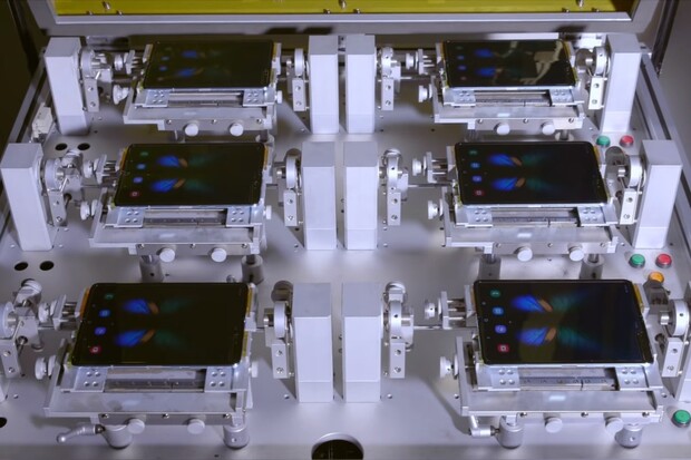 Samsung ukázal, jak testuje konstrukci skládacího Galaxy Foldu