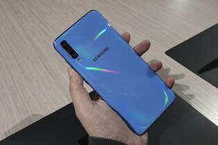 Samsung nám ukázal také obří Galaxy A70 se třemi fotoaparáty