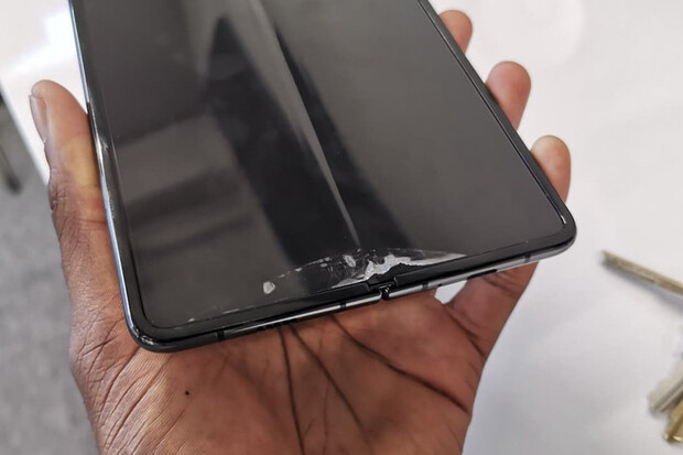 Ohebný Samsung Galaxy Fold půjde do prodeje později. Známe oficiální vyjádření