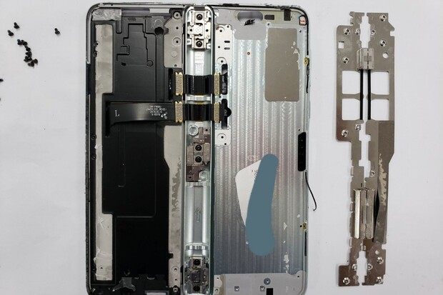 Nahlédněte s iFixit do útrob upraveného Samsungu Galaxy Fold. Co se změnilo?