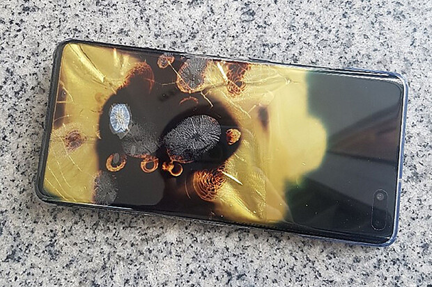 Galaxy S10 5G skončil v plamenech. Samsung odmítá odpovědnost