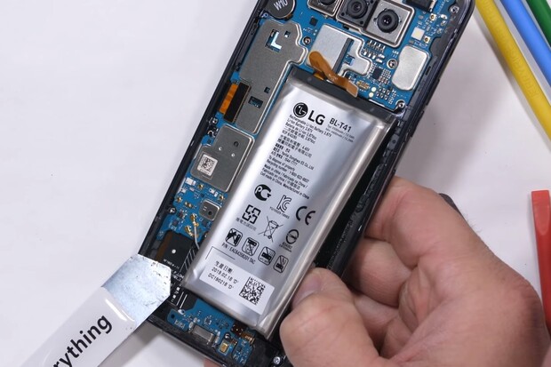 Nebezpečná mise. Baterie u LG G8 ThinQ je pevně přilepena