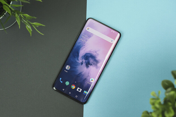 Není to jen fešák, má i pořádnou výbavu. Začínáme testovat OnePlus 7 Pro