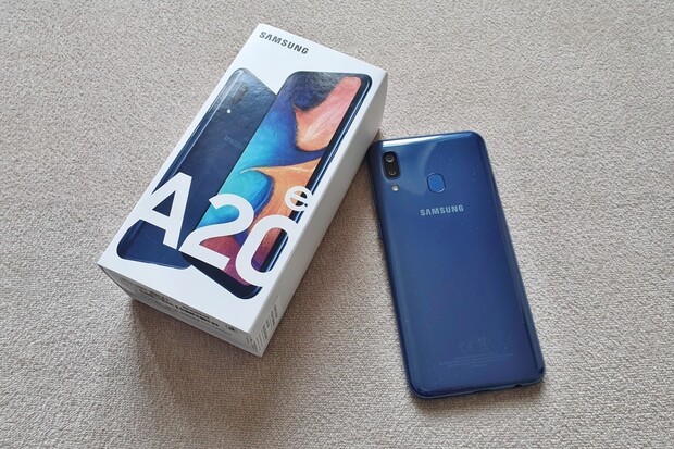 Nejlevnější z nových „Áček“. V redakci testujeme Samsung Galaxy A20e