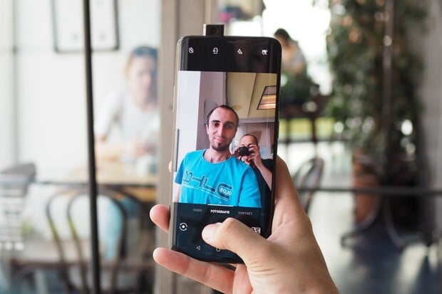 Selfie OnePlus Nord má tak široký záběr, že by i selfie tyč zbledla závistí