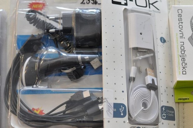 ČOI kontrolovala nabíječky pro mobily. Dvě třetiny z nich nebyly v pořádku