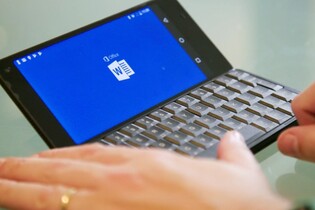 Čekání na telefony s fyzickou klávesnicí se protahuje 