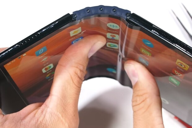 Jaké mučení přežije první ohebný telefon? Zjistil to za vás známý youtuber