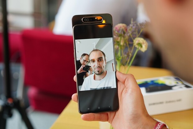 Kdo nevyjíždí, jakoby nebyl. Už i Samsung podlehl trendu pop-up kamerek