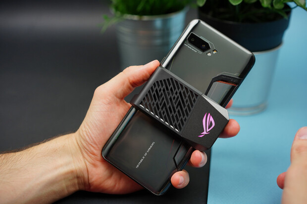 Přivítali jsme první telefon se Snapdragonem 855+. Jaký je ASUS ROG Phone II naživo?