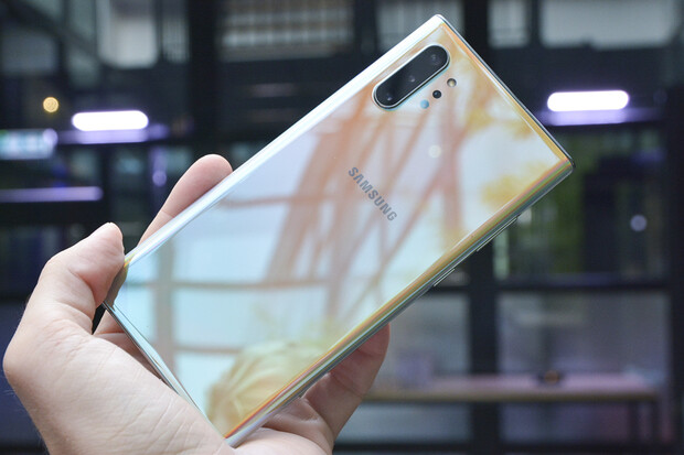 Galaxy Note10+ se nabije rychleji než OnePlus 7 Pro. I když má slabší nabíječku