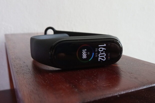 Náramky Mi Band 3 a 4 od Xiaomi se nově naučily odemykat notebooky