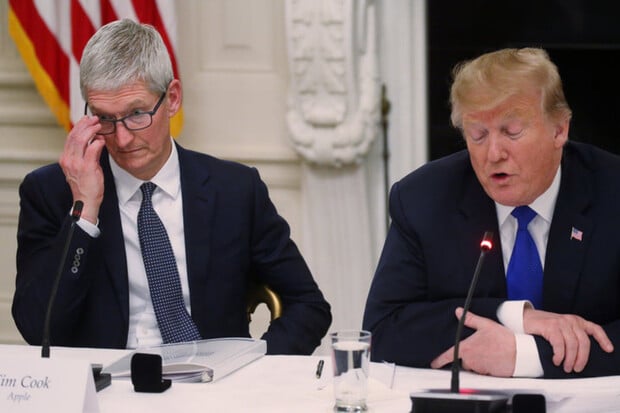 Trump naznačil zrušení cel vztahujících se na výrobky Apple. Důvodem je Samsung