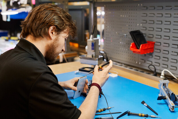 Přístup k originálním dílům přímo od Applu nově získají i neoficiální servisy