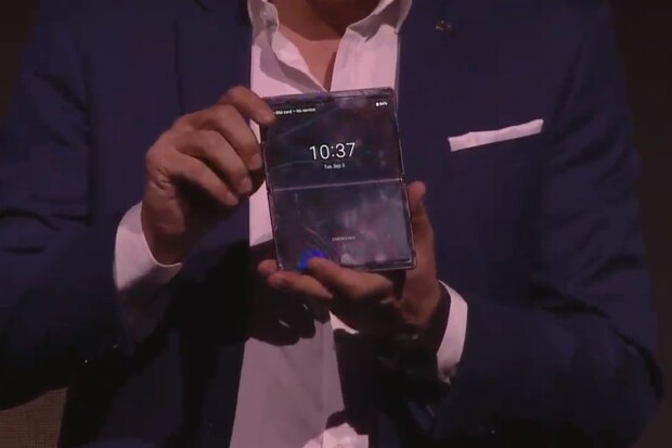 TCL ukázalo koncept ohebného telefonu a zajímavých chytrých brýlí