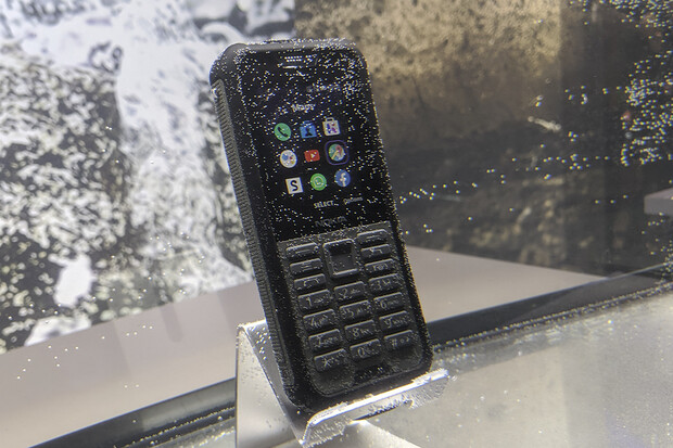 Není tank jako tank. Jak vypadá Nokia 800 Tough naživo?