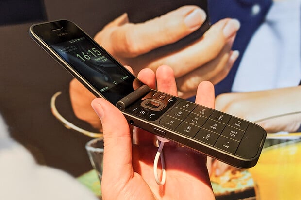 Chcete ještě véčko? Nokia 2720 Flip působí naživo jako zjevení 