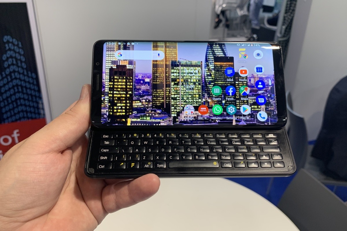 Stal se zázrak a telefony s výsuvnou QWERTY klávesnicí vstávají z