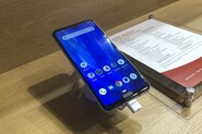 Sharp Aquos R3 přichází do Evropy s dvojitým výřezem ve 120Hz displeji