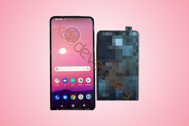 Trend vyjíždějících kamerek nemine ani Motorolu. Podívejte se na její prvotinu