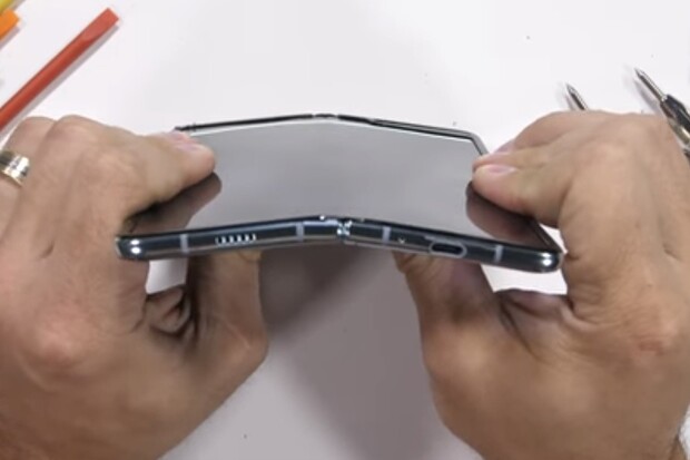 Crashtest Samsungu Galaxy Fold žádné překvapení nepřináší