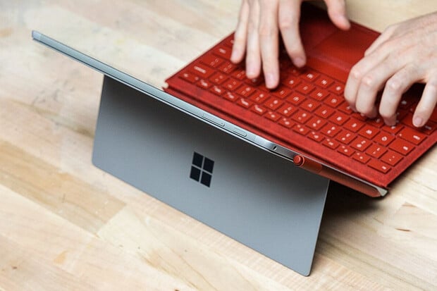 Od tabletu přes notebooky k telefonu. Microsoft Surface slaví 10 let