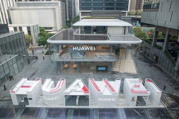 Huawei otevřel v Shenzhenu první vlajkový obchod na 1 300 m²