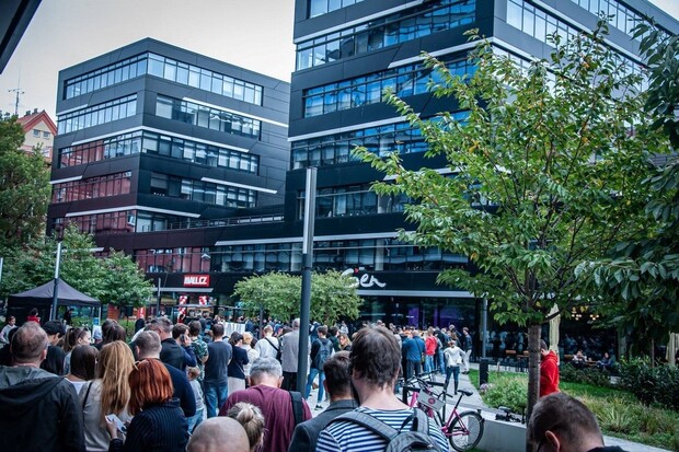 Před mobilní speciálkou Mallu čekali zákazníci přes 20 hodin. Fronty byly obrovské