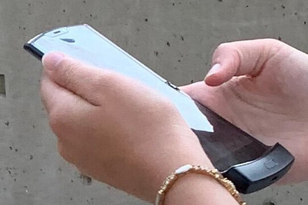 Legendární Motorola RAZR zachycena naživo. Podívejte se, jak jí to sluší