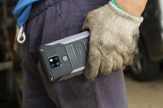 Mobil s největší baterií na světě? Obří Doogee V Max navíc připomíná Vertu