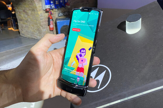Výměna displeje ohebné Motoroly Razr má být levnější, než se očekávalo